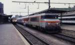 Am 21.5.1998 steht die SNCF Elektrolok 22204 abfahrbereit im Hauptbahnhof
Luxembourg mit ihrem EC nach Paris.