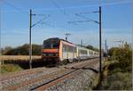 Bahn im Elsass. Nach der Wende in Basel bringt Sybic 26153 ihren TER nach Mlhausen zurck. Bartenheim, Oktober 2017.