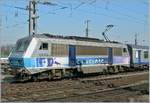 Die Sybic Baureihe 26 000 gefällt mir nicht besonders, das neue SNCF -Personenverkehrsdesing auch nicht, doch - so in der Schule gelernt - zweimal negativ = positiv; und so finde ich, dass die BB 26 163 mit dem TER 200 nach Bâle bei der Ausfahrt in Strasbourg ein gutes Bild abgibt.
10. April 2007
