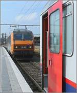 SNCF E-Lok 26145 setzt sich am 28.07.08 im Bahnhof von Luxemburg vor den EC 91  Vauban , um diesen etwas spter nach Basel zu ziehen. (Jeanny)