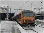 Im leichten Schneegestber des 21.12.09 setzt sich die Sybic 26149 im Bahnhof von Luxemburg vor den IC 91, um diesen etwas spter nach Basel zu ziehen.