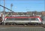 berraschung am 14.02.09 in Gent Sint Pieters: Die SNCF E-Lok  Astride  36027 durchfhrt den Bahnhof mit einem langen Gterzug am Haken. (Jeanny)