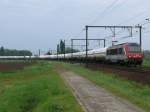  Astride  BB36010 der SNCF kommt mit einem langen Kesselwagenzug vom Hafen Antwerpen, hier fast am Ende der langen Schleife bei Ekeren. Aufgenommen am 14/05/2010.
