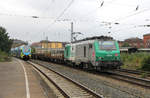 AKIEM 37023 durchfährt mit einem Ganzzug aus mit Langschienen beladenen Wagen den Bahnhof Minden (Westfalen).