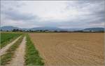 Bahn im Elsass. Bild mit dem Menschenfresserberg alias Hartmannsweilerkopf links im Bild, der gerade aktuell ein Thema der deutsch-franzsischen Beziehungen war, siehe auch nhere Beschreibung bei Bild 1051431. Rechts im Hintergrund mit dem groen Belchen der hchste Berg der Vogesen. Davor zieht 37047 einen Gterzug Richtung Straburg. Raedersheim, Oktober 2017.