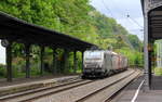 akiem 37016 kommt mit einem Güterzug aus Norden nach Süden  und kommt aus Richtung Köln,Bonn und fährt durch Rolandseck in Richtung Koblenz. 
Aufgenommen vom Bahnsteig in Rolandseck.
Am Mittag vom 9.5.2019.