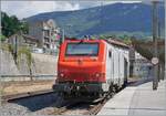 Die akiem PRIMA E 37 519 erreicht als Lokfahrt den Bahnhof von Bellegarde. Die Lok wird wohl in Thonon bzw. Evian einen Mineralwasserzug abholen. 
Auch hier lohnt sich ein Blick auf die Fahrleitung, die auf den Nebengleisen mit nur einem Fahrdraht und ohne Tragseil sehr einfach konstruiert ist.

26. August 2024