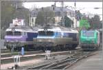 Zwei nez cass-gebrochene Nasen, 572190 und 172158 stehen abgestellt neben der Prima E-Lok 437048 in Mulhouse.