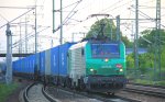 437024 von der SNCF und ITL kommt durch Berlin-Flughafen-Schnefeld  mit einem Containerzug (Blaue Wand) aus Culmont-Chalindrey(F) und fhrt nach Malaszewice(PL) und fhrt in Richtung Polen bei der