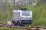 Akiem 437 024 steht abgestellt gegenber des Lokschuppen in Homburg.