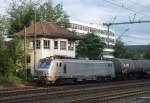 437030 steht am 12.Juli 2013 mit einem Kesselzug im Bahnhof Kronach und wartet auf Streckenfreigabe.