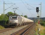 37030 von Akiem zieht am 16. Juli 2013 einen Kesselwagenzug durch Gundelsdorf in Richtung Pressig.