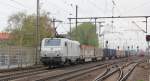 akiem E37 511 mit leeren Rungenwagen.Zug aus Richtung Seelze kommend.Aufgenommen am 27.04.2013 in Hannover-Linden/Fischerhof.
