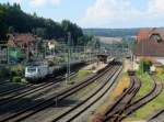 37001 von Akiem steht am 23. Juli 2014 mit einem kurzen Langschienenzug auf Gleis 4 im Bahnhof Kronach.