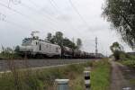 Die AKIEM 37031 fährt am 14.09.14 mit einem Keselwagenzug durch Nassenheide  Richtung Norden.