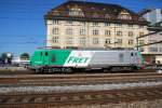 SNCF 437033. Hier beim Bhf. Pratteln, im schweizer Kanton Baselland, vor dem riesigen Lagerhaus von COOP. Links im Hintergrund blitzt ein Wein-Tankwagen im Sonnenlicht. 21.9.2006