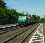 Am Sonntag kam die Akiem 37044 mit einem kurzen Güterzug durch Königswinter gefahren.