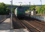 SNCF Fret 4 37009 bringt einen Güterzug über die Obermoselstrecke ins französische Apach. Der Zug durchfährt gerade den kleinen Ort Wehr an der Mosel. Bahnstrecke 3010 Koblenz - Perl Grenze am 06.07.2013