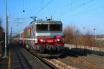 SNCF 115060. Der Schnellzug rast mit Hchstgeschwindigkeit durch die kleine Bahnstation Bartenheim im Elsass am 3.2.2007. Da heisst es unbedingt sich hinter der gelben Linie aufzuhalten, denn sonst kann es lebensgefhrlich werden.