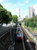 SNCF-Triebzug Z8883 unterwegs auf der RER Linie C mit Eiffelturm im Hintergrund.