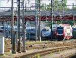Es wird eng fr den TGV aus Richtung Paris zwischen den Masten und dem ausfahrenden Wendezug bei seiner Einfahrt in den Bahnhof von Luxemburg am 01.07.08. (Jeanny)