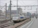 Der TGV nach Paris verlsst den Bahnhof von Luxemburg am 24.02.09. Dieser Zug ist mittlerweile auch mit einer Antenne fr Internetzugang ausgestattet. Links im Bild sieht man, dass auch das berdach des ersten Bahnsteigs mittlerweile (teilweise) abgerissen ist. (Jeanny) 