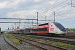 TGV Lyria 4717 durchfährt am 06.06.2024 den Bahnhof Muttenz.