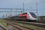 TGV Lyria 4729 durchfährt am 18.06.2024 den Bahnhof Muttenz.