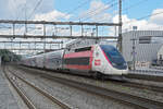 TGV Lyria 4721 durchfährt am 10.06.2024 den Bahnhof Rupperswil.