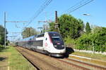 Der TGV Duplex 806 fährt als TGV 9715 nach Barcelona durch Marseillan Plage in Richtung Agde.