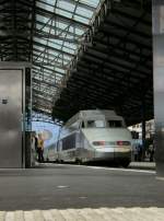 So der Blick, wenn man konsterniert noch im Treppenaufgang zum Bahnsteig feststellt: Mist, mein Zug ist abgefahren!
TGV Lyria in Lausanne, am 11. Juni 2008.