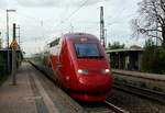 Überraschende Begegnung mit dem Thalys 4345 im Bahnhof Nievenheim am 11.10.2017: Wegen Gleisbauarbeiten im Kölner Hauptbahnhof werden einige Linien von Düsseldorf nach Köln