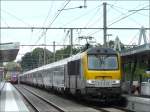 SNCB E-Lok 1348 mit dem IC Eupen-Ostende steht am Bahnsteig, whrend  ein Thalys PBKA soeben den Bahnhof von Welkenraedt in Richtung Kln durchfahren hat. Rechts im Bild sieht man das moderne Bahnsteigdach. 12.07.08 (Jeanny)