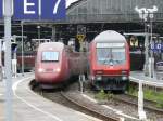Thalys 4345 Kln - Paris abfahrbereit in Aachen HBF neben dem Reginalexpress Aachen - Siegen. Aufgenommen am 05/08/2008.