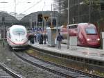 Treffen zweier Hochgeschwindigkeitszge in Aachen. Rechts Thalys 4341 der SNCF, der nur bis Aachen kam, und dann wieder Richtung Belgien zurckfuhr. Links der ICE Paris-Nord - Frankfurt-Flughafen. Aufgenommen am 05/12/2009.