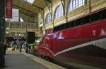 Thalys 9327 nach Amsterdam in der fast 150 Jahre alte Bahnhofshalle Paris Gare du Nord, 07.05.2011.