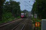 Aus Korschenbroich kommt der Thalys 4344 in die Steigung zu Mönchengladbacher Hbf gefahren, gleich wird der Zug durch den Haltepunkt Mönchengladbach Lürrip fahren. 28.7.2015