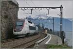 Der letzte TGV Paris - Brig für diese Saison und somit wohl für immer: TGV Lyria 9263 kurz vor St-Saphorin - Soweit der Text von damals, das Auftauchen des SNCF INOUI TGV Rame 4715