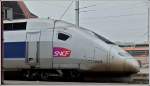 - Schnelligkeit - Sogar am Bahnsteig stehend, vermittelt der TGV POS Triebkopf den Eindruck von Schnelligkeit.