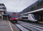 TRAVYS/TGV: Begegnung zwischen dem TRAVYS-Pendel nach Le Brassus und dem TGV Lyria 4411 nach Paris-Gare de Lyon im Grenzbahnhof Vallorbe am 4.