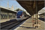 Der TGV Lyria 9765 wartet in Paris Gare  de Lyon auf die Abfahrt nach Genève, und der TGV  wird sein Ziel nach genau 2 Stunden und 56 Minuten ohne Halt pünktlich erreichen.
29. April 2016