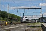 Ein TGV Lyria auf dem Weg nach Paris fährt im Bahnhof von La Plaine durch und erreicht in Kürze Frankreich. 
Auf Gleis 1 wartet der RABe 522 022 auf die Abfahrt nach Genève.
20. Juni 2016