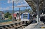 Blick Richtung Westen auf den SNCF Z 27683 und einem weiteren welche als TER 96507 von Lyon Part Dieu nach Genève unterwegs sind und auf die Abfahrt warten sowie das alte nun nicht mehr genutzte Bahnhofsgebäude im Hintergrund. 

Durch die Wiederinbetriebnahme der Strecke von Bellegarde-sur-Valserine ist der bestehende Bahnhof von Bellegarde zum  Keilbahnhof  geworden und als ehemalige Empfangsgebäude wurde durch einen Neubau zwischen den zusammenkommenden Strecken ersetzt. Die Gleise nach Bourg en Bresse tragen die Nummern 1 und 2 die ehemaligen Gleise sind mit A, B, C und E gekennzeichnet, wobei weitere Gleise (ohne Bahnsteig) vorhanden sind, aber den Spuren zufolge wohl eher selten genutzt werden. 

26. August 2024