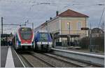 In La Roche-sur-Foron wartet der SBB LEX RABe 522 als SL2 von Annecy nach Coppet und der SNCF Z27534 als TER nach Annecy auf die baldige Abfahrt. Die TER von St-Gervais-les-Bains Le-Fayette nach Annecy verkehren im Gegensatz zum stündlichen Léman Express SL2 / rep. RL2 nur in der Hauptverkehrszeit und entsprechender Lastrichtung. 

13. Februar 2020

