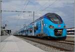 Farbe ist immer eine Geschmacksfrage, doch dass Himmelblau bringt Frische in die sonst eher düsteren Farben der SNCF. Und mir gefallen blaue Züge ohnehin.
Die zwei SNCF Coradia Polyvalent régional tricourant Z 31535 und Z 31537 warten in Annemasse als Léman Express auf die Abfahrt nach Coppet. 

28. Juni 2021