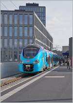 Bringt Farbe in den grauen Alltag: der Himmelblaue SNCF Coradia Polyvalent régional tricourant Z 31541 als Léman Express auf der Fahrt nach Annemasse bei Halt in Lancy Pont Rouge. 

28. Juni 2021