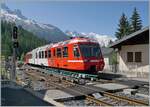 Der TMR/SNCF BD eh 4/8 N° 801/802 (94 87 0000 802-2 F SNCF) Triebzug erreicht auf seiner Fahrt von St-Gervais Les Bains Le Fayette nach Vallorcine vor dem Hintergrund des Mont Blanc Massivs den