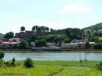 Der SNCF-Z11515 fhrt hier auf der Moselstrecke als TER von Apach nach Thionville (Diedenhofen) in Lothringen. Blick ber die Mosel auf Sierck und die den Ort beherrschende Burg.
Der Personennahverkehr auf dieser Strecke ist leider, im Gegensatz zum deutschen Streckenteil ab Perl, mit maximal 3 Zugpaaren pro Tag derzeit kaum attraktiv.

24.07.2008 Sierck-les-Bains 