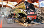 232 U1  Hudson  (Baujahr 1949) wird im Cité du Train (Eisenbahnmuseum) Mulhouse (F) präsentiert. Alle 30 Minuten bewegen sich die Räder der Dampflok, um die Funktionsweise des Antriebs zu demonstrieren.

🧰 Cité du Train - Patrimoine SNCF
🕓 30.7.2022 | 14:08 Uhr