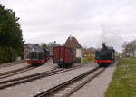 Links im Bild ist Diesellok Nord-351 mit ihrem Zug aus Cayeux-sur-Mer im Zielbahnhof Saint-Valery-Ville angekommen.